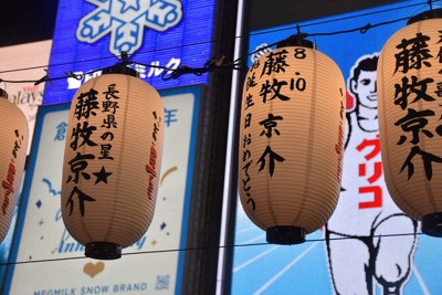 「推し活」によって飾り付けられたちょうちん＝大阪市中央区で2025年7月1日午後7時45分、松原隼斗撮影