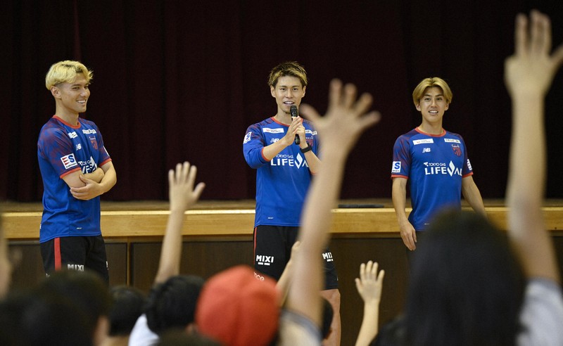 FC東京の佐藤恵允、橋本拳人、安斎颯馬が小学校訪問 [写真特集14/12