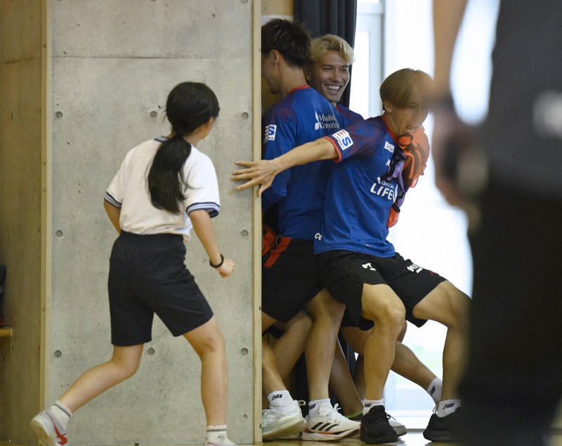 FC東京の佐藤恵允、橋本拳人、安斎颯馬が小学校訪問 [写真特集14/12
