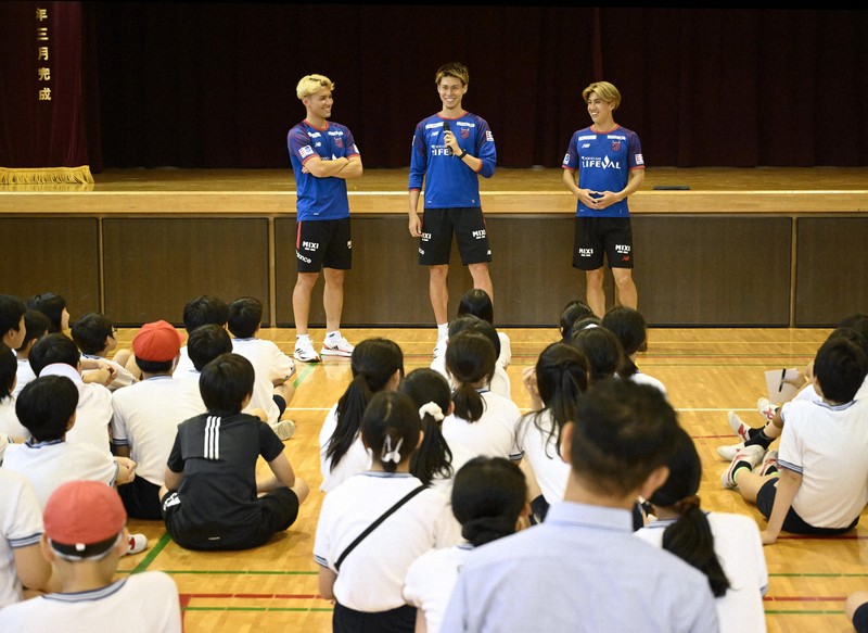 FC東京の佐藤恵允、橋本拳人、安斎颯馬が小学校訪問 [写真特集14/12