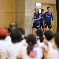 FC東京の佐藤恵允、橋本拳人、安斎颯馬が小学校訪問 [写真特集14/12