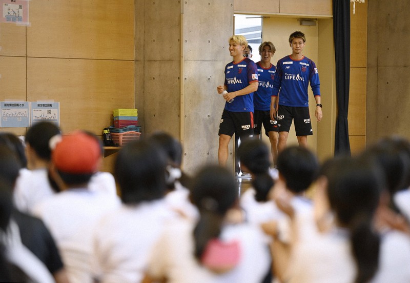 FC東京の佐藤恵允、橋本拳人、安斎颯馬が小学校訪問 [写真特集14/12