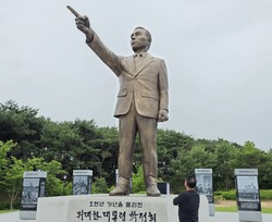 元韓国大統領の朴正熙氏の巨大銅像。高さは約7メートルで、ソウル中心部にある李舜臣将軍の銅像よりわずかに高い＝韓国南東部・慶尚北道安東市の慶尚北道庁前の広場で2025年5月24日、福岡静哉撮影