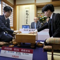 第5局を翌日に控え、対局室を検分する一力遼本因坊（左）と芝野虎丸十段＝神奈川県箱根町のホテル花月園で2025年7月1日、和田大典撮影