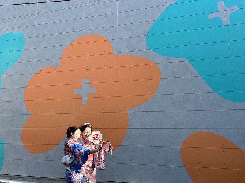 魚町に壁画アート誕生 大規模火災跡 「新たな希望の花が咲く」願い