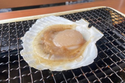 中国でも北海道産ホタテは人気だった。ホタテの網焼き＝北海道稚内市で2022年7月、遠藤修平撮影