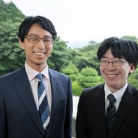第5局を前に記念撮影に応じる一力遼本因坊（左）と芝野虎丸十段＝神奈川県箱根町のホテル花月園で2025年7月1日、和田大典撮影