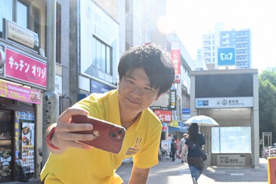 SNSに投稿する写真を撮る、東京都豊島区議の原田崇企さん＝豊島区で2025年6月27日午前7時40分、松本ゆう雅撮影