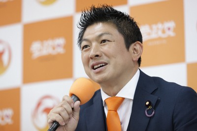 開票センターで記者の質問に答える参政党の神谷宗幣代表＝東京都港区で2025年6月22日午後10時3分、後藤由耶撮影