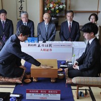 第80期本因坊決定戦五番勝負第5局、第1着を打つ一力遼本因坊（左）と芝野虎丸十段（右）＝神奈川県箱根町のホテル花月園で2025年7月2日午前10時2分、和田大典撮影