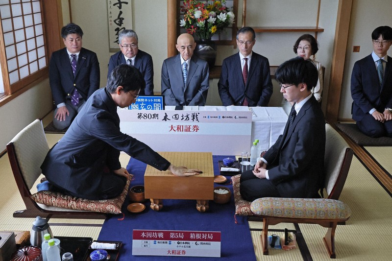 本因坊戦第5局始まる 芝野十段が工夫の一手 穏やかな進行に | 毎日新聞