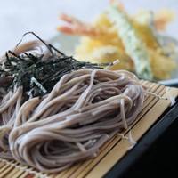 一力遼本因坊が昼食に注文した天ぷらそば＝神奈川県箱根町のホテル花月園で2025年7月2日、和田大典撮影
