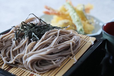 一力遼本因坊が昼食に注文した天ぷらそば＝神奈川県箱根町のホテル花月園で2025年7月2日、和田大典撮影