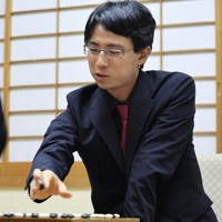 第80期本因坊決定戦五番勝負第5局で、芝野虎丸十段に勝って3連覇を果たした一力遼本因坊＝神奈川県箱根町のホテル花月園で2025年7月2日午後7時50分、和田大典撮影
