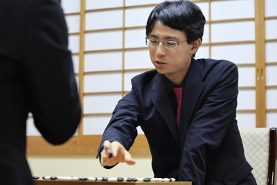 第80期本因坊決定戦五番勝負第5局で、芝野虎丸十段に勝って3連覇を果たした一力遼本因坊＝神奈川県箱根町のホテル花月園で2025年7月2日午後7時50分、和田大典撮影