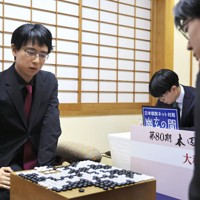 第80期本因坊決定戦五番勝負第5局で、芝野虎丸十段（右）に勝って3連覇を果たし、対局を振り返る一力遼本因坊＝神奈川県箱根町のホテル花月園で2025年7月2日午後7時33分、和田大典撮影
