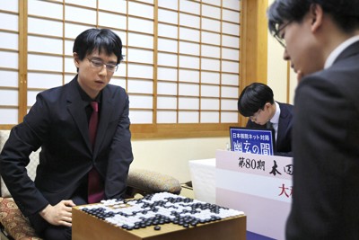 第80期本因坊決定戦五番勝負第5局で、芝野虎丸十段（右）に勝って3連覇を果たし、対局を振り返る一力遼本因坊＝神奈川県箱根町のホテル花月園で2025年7月2日午後7時33分、和田大典撮影