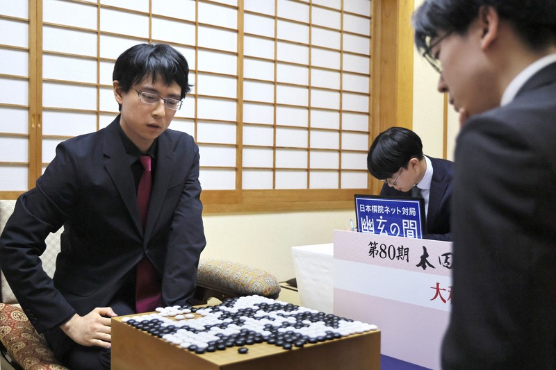 第80期本因坊決定戦五番勝負第5局で、芝野虎丸十段（右）に勝って3連覇を果たし、対局を振り返る一力遼本因坊＝神奈川県箱根町のホテル花月園で2025年7月2日午後7時33分、和田大典撮影