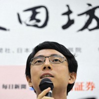 第80期本因坊決定戦五番勝負第5局で、芝野虎丸十段に勝って3連覇を果たし、記者会見する一力遼本因坊＝神奈川県箱根町のホテル花月園で2025年7月2日午後8時29分、和田大典撮影