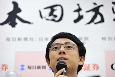 第80期本因坊決定戦五番勝負第5局で、芝野虎丸十段に勝って3連覇を果たし、記者会見する一力遼本因坊＝神奈川県箱根町のホテル花月園で2025年7月2日午後8時29分、和田大典撮影
