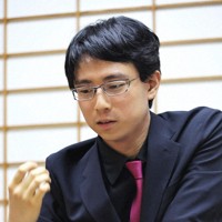 芝野虎丸十段に勝って3連覇を果たした一力遼本因坊＝神奈川県箱根町のホテル花月園で2025年7月2日午後7時44分、和田大典撮影