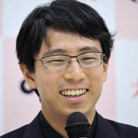 本因坊戦3連覇を果たし、記者会見で笑顔を見せる一力遼本因坊＝神奈川県箱根町のホテル花月園で2025年7月2日午後8時22分、和田大典撮影