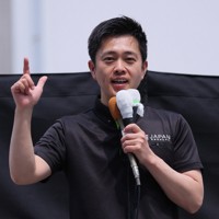参院選が公示され、街頭演説で第一声を述べる日本維新の会の吉村洋文代表＝大阪市中央区で2025年7月3日午前9時53分、長澤凜太郎撮影