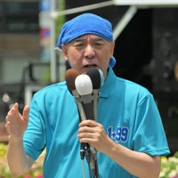 参院選が公示され、第一声で政策を訴える日本保守党の百田尚樹代表＝東京都港区で2025年7月3日午前10時57分、手塚耕一郎撮影