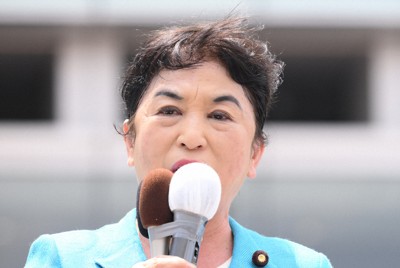 社民・福島党首が第一声 「党の生き残りをかけた戦い」支持訴え | 毎日新聞