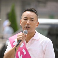参院選が公示され、第一声を述べるれいわ新選組の山本太郎代表＝東京都新宿区で2025年7月3日午前10時19分、渡部直樹撮影