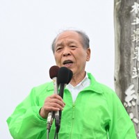 納沙布岬で選挙への決意表明する自民党公認で参院選比例代表に出馬した鈴木宗男氏＝北海道根室市で2025年7月3日午後2時44分、宮間俊樹撮影