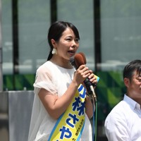 第一声を上げる国民民主党の小林さやか氏＝千葉市中央区のJR千葉駅前で2025年7月3日午後0時21分、松本ゆう雅撮影