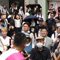 参院選が公示され、政党代表の第一声に耳を傾ける人たち＝東京都新宿区で2025年7月3日午前10時28分、渡部直樹撮影