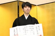 エポック ワン【藤井聡太】特産のネギに囲まれ「勝者の記念撮影」（25.3.10） 祝!!防衛 お札にネギに勝者の記念撮影【ALSOK杯第74期王将戦第5