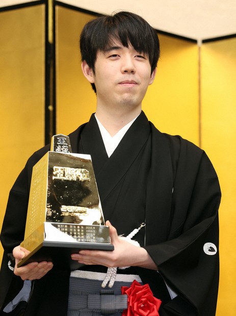 藤井聡太王将「新しいことものにして進化を」 就任式で意欲