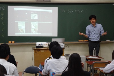 制作者の意図や内容の正確さに注意しながら動画を見る必要があると生徒たちに話す大塚功祐教諭（右奥）＝千葉県松戸市の県立小金高校で2025年6月24日午後1時58分、小林多美子撮影