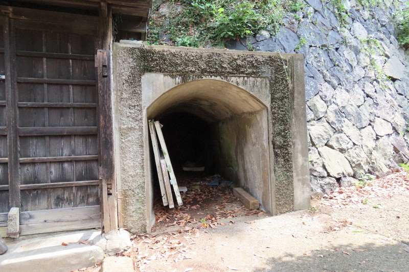 防空壕残る市長宅で防空頭巾見つかる「平和の尊さ実感」 福岡・宗像