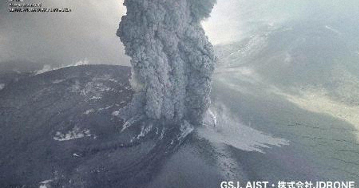 高さ5000m、新燃岳の噴煙写真公開 鹿児島空港発着で欠航相次ぐ | 毎日新聞