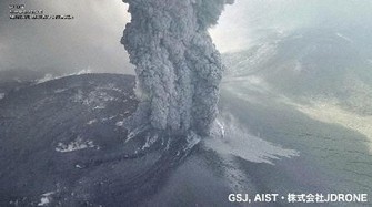 高さ5000m、新燃岳の噴煙写真公開 鹿児島空港発着で欠航相次ぐ | 毎日新聞