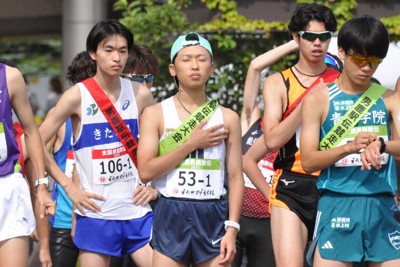 男鹿駅伝のスタート前に気持ちを整える東洋大の西村真周選手（中央）＝秋田県男鹿市で2025年6月28日、岩壁峻撮影