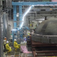 原子炉圧力容器の上ぶたを解体する現場＝静岡県御前崎市の中部電力浜岡原発2号機で2025年4月22日、木許はるみ撮影