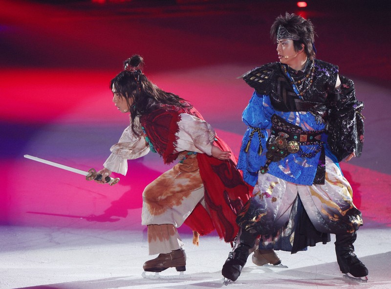 氷の上で踊るメダリストたちの美しい版画　Wセット 高橋大輔さんと増田貴久さん主演 氷上で「正義と悪」を問う物語表現