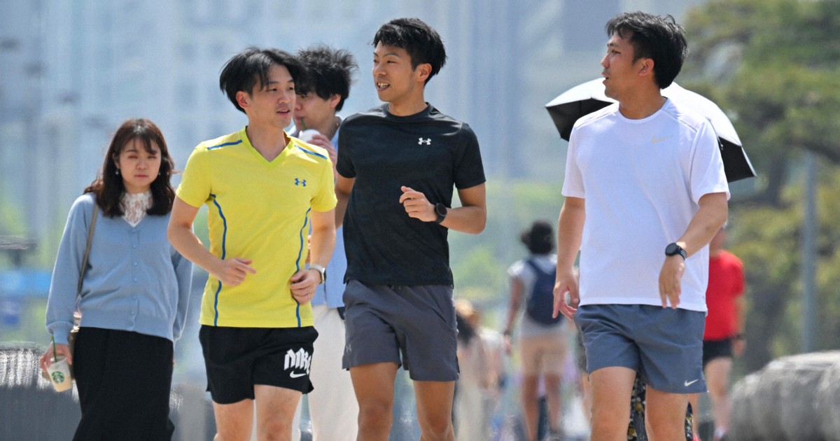 都内をランニングする人たちにも降り注ぐ日差し＝東京都千代田区で2025年4月19日午後0時43分、西夏生撮影