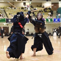 全日本女子学生剣道選手権で熱戦を繰り広げる選手＝東京・日本武道館で2025年7月5日、松崎進撮影
