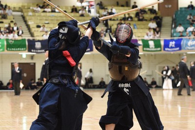 全日本女子学生剣道選手権で熱戦を繰り広げる選手＝東京・日本武道館で2025年7月5日、松崎進撮影