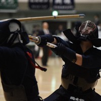 全日本学生剣道選手権で熱戦を繰り広げる選手＝東京・日本武道館で2025年7月5日、玉城光祐撮影