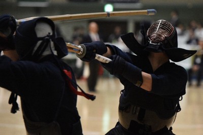 全日本学生剣道選手権で熱戦を繰り広げる選手＝東京・日本武道館で2025年7月5日、玉城光祐撮影