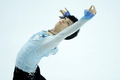 仙台市アリーナ開館記念アイスショー「The　First　Skate」でオープニングで演技する羽生結弦さん＝ゼビオアリーナ仙台で2025年7月5日、貝塚太一撮影