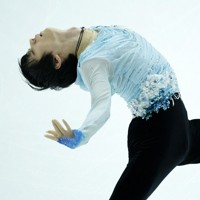 仙台市アリーナ開館記念アイスショー「The　First　Skate」でオープニングで演技する羽生結弦さん＝ゼビオアリーナ仙台で2025年7月5日、貝塚太一撮影