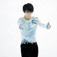 仙台市アリーナ開館記念アイスショー「The　First　Skate」のオープニングに登場した羽生結弦さん＝ゼビオアリーナ仙台で2025年7月5日、貝塚太一撮影